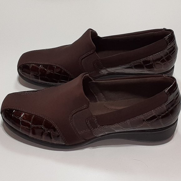 Clarks Collection, brown, slip-on shoe with crocodile embossed accents, size 9.5 - Picture 2 of 8